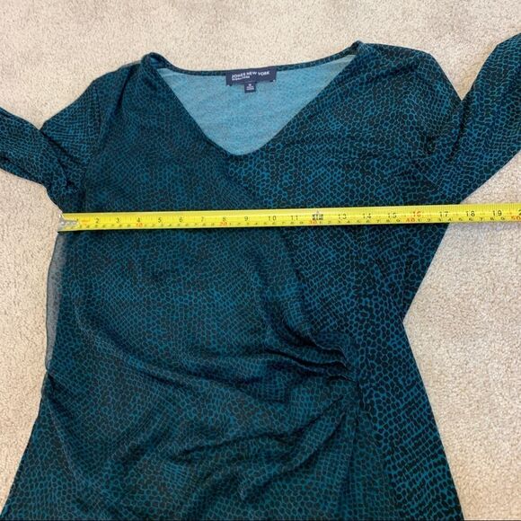 Jones New York green long sleeve snake print side ruching chiffon blouse size M - Picture 8 of 10